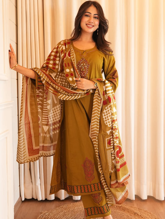 Elegant Maroon Printed Kurta Set with Dupatta & Ethnic Clutch